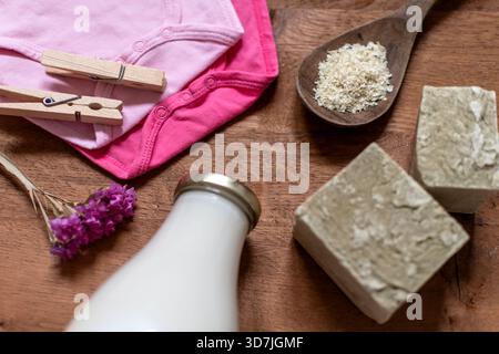 Hausgemachte Wäsche, marseille geriebene Seife, DIY, mach es selbst, Null Abfall, umweltfreundliches, natürliches Produkt zum Waschen und Reinigen Stockfoto