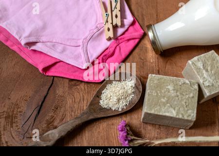 Hausgemachte Wäsche, marseille geriebene Seife, DIY, mach es selbst, Null Abfall, umweltfreundliches, natürliches Produkt zum Waschen und Reinigen Stockfoto
