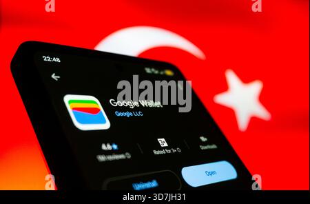 Google Wallet App auf dem Smartphone-Bildschirm mit türkischer Flagge. Foto von Technologie und Lifestyle-Konzept. Stockfoto