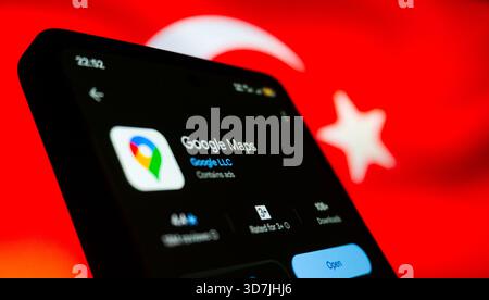 Google Maps App auf dem Smartphone-Bildschirm mit dem Hintergrund der türkischen Flagge. Foto von Technologie und Lifestyle-Konzept. Stockfoto