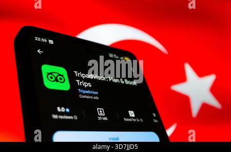 TripAdvisor App auf dem Smartphone-Bildschirm mit dem Hintergrund der Turkiye-Flagge. Baku, Aserbaidschan. 11.26.2025. Stockfoto
