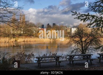 Tongrubenteich im Szczesliwicki Park im Stadtteil Ochota in Warschau, der Hauptstadt Polens Stockfoto