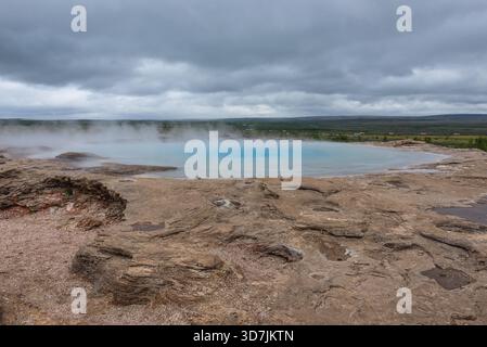 Großartiger Geysir in Geysir Geothermie, eine der berühmtesten Touristenattraktionen in Island Stockfoto
