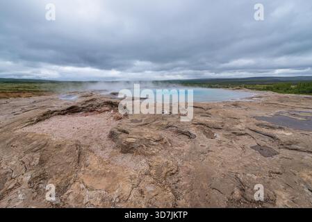 Der große Geysir im geothermischen Bereich neben dem Fluss Hvita im Haukadalur Tal, Island Stockfoto