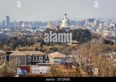 Weiße Dagoba auf Jade Blumeninsel im Beihai Park von Pavillon des Ewigen Frühlings Pavillon in Jingshan Park in Peking, China Stockfoto
