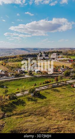 Drohnenlandschaft des Klosters Hadambu in der Nähe von Iasi, Rumänien, umgeben von Herbstlaub. Stockfoto