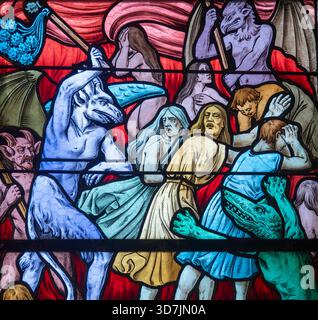 Troyes, Frankreich - 11-08-2025: Buntglas (19. Jahrhundert) von Vision of Hölle and Dämonen Qualen Seelen. Stockfoto