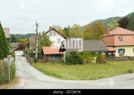 Charmantes traditionelles europäisches Dorf mit malerischen Häusern und historischer Architektur. Stockfoto