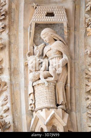Reims, Frankreich - 11. 10. 2025: Statue (19. Jahrhundert) der Weihnachtskrippe mit Jungfrau Maria und Jesu Baby. Stockfoto
