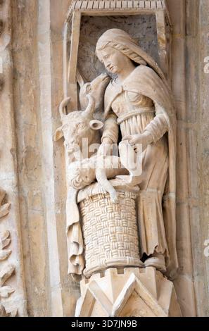 Reims, Frankreich - 11. 10. 2025: Statue (19. Jahrhundert) der Weihnachtskrippe mit Jungfrau Maria und Jesu Baby. Stockfoto