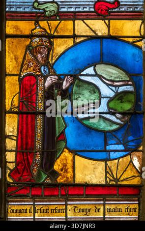 Troyes, Frankreich - 11. 10. 2025: Glasmalerei (16. Jahrhundert) der Schöpfung der Welt durch Gott: Trennung von Erde und Wasser. Stockfoto