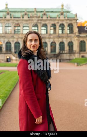 Stilvolle Frau im Mantel, die das historische Zentrum von Dresden, Deutschland, erkundet. Alleinreisen, Sightseeing und Stadttourismus in der berühmten europäischen Stadt. Stockfoto