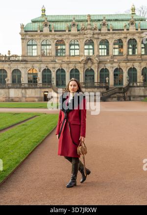 Stilvolle Frau im Mantel, die das historische Zentrum von Dresden, Deutschland, erkundet. Alleinreisen, Sightseeing und Stadttourismus in der berühmten europäischen Stadt. Stockfoto