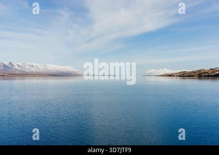 Blick auf den Eyjafjörður-Fjord an einem sonnigen Tag, Island Stockfoto