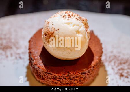 Nahaufnahme des Gourmet Chocolate Desserts mit Vanilla Ice Cream. Köstliche Feine Küche. Stockfoto