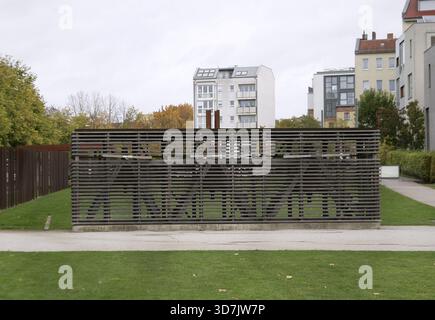 Berlin, Deutschland. Kapelle der Versöhnung. Gotteshaus auf dem Gelände der ehemaligen Versöhnungskirche in der Bernauer Straße im Bezirk Mitte. Die im Zweiten Weltkrieg beschädigte alte Kirche wurde 1985 aus Gründen der Sicherheit und Ordnung von der DDR abgerissen. 1996 wurden die Berliner Architekten Rudolf Reitermann (*1965) und Peter Sassenroth (*1963) mit der Gestaltung der neuen Kapelle beauftragt. Sie wurde 1999 unter der Leitung des österreichischen Tonkünstlers Martin Rauch (*1958) erbaut. Sie wurde am 9. November 2000 geweiht, am elften Anni Stockfoto