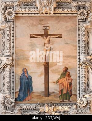 SALZBURG, ÖSTERREICH - 6. SEPTEMBER 2025: Das Fresko der Kreuzigung mit dem Heiligen Johannes und Maria (kleiner Kalvarienkalvariat) im Dom von Hans Fischer (1957). Stockfoto