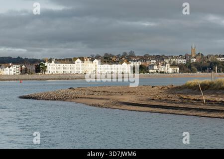 Blick auf Exmouth von der anderen Seite der exe Mündung in Dawlish Warren Spit an einem sonnigen Wintertag, Devon, Großbritannien, Dezember 2024. Stockfoto