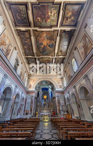 CAVA DE TIRRENI, ITALIEN – 7. OKTOBER 2025: Das Kirchenschiff Basilica Pontificia di Santa Maria Incoronata dell’Olmo Stockfoto