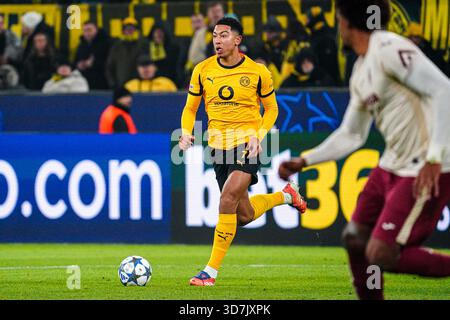 Dortmund, Deutschland. November 2025. DORTMUND, DEUTSCHLAND - 25. NOVEMBER: Jobe Bellingham von Borussia Dortmund dribbelt beim Spiel der UEFA Champions League 2025/26 Phase MD5 zwischen Borussia Dortmund und Villarreal CF im BVB Stadion Dortmund am 25. November 2025 in Dortmund. (Foto von Gabriel Calvino Alonso/BSR Agency) Credit: BSR Agency/Alamy Live News Stockfoto