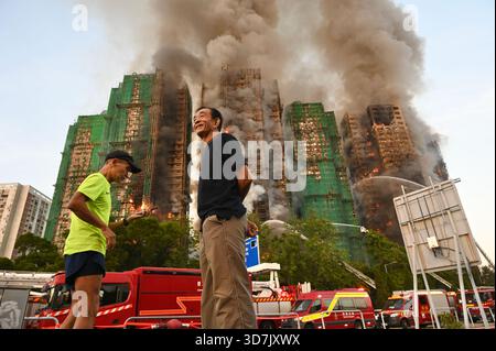 Hongkong, 26. November 2025. Eine allgemeine Ansicht, die den Großbrand am Wang Fuk Court in Tai Po am 26. November 2025 in Hongkong zeigt. (Foto von Kobe Li/Nexpher Images) Credit: Nexpher Images Limited/Alamy Live News Stockfoto