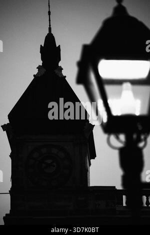 Silhouette des Rathausturms und Vintage-Straßenlaterne in Montreal, schwarz-weiß Stockfoto
