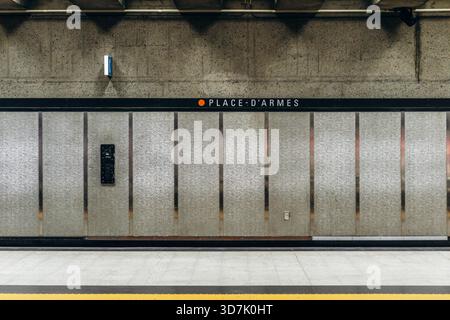 Montreal, Kanada - 12. August 2025: Bahnsteig der U-Bahn-Station Place-d'Armes, STM Orange Line Stockfoto