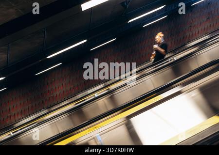 Montreal, Kanada – 12. August 2025: Die Rolltreppe steigt in die U-Bahn-Station Place-d’Armes ab und zeigt den dynamischen Inter Stockfoto