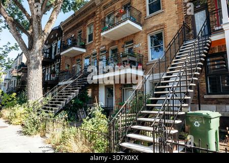 Montreal, Kanada – 12. August 2025: Außentreppen aus Metall an Wohngebäuden im Stadtteil Little Italy von Montreal. Stockfoto