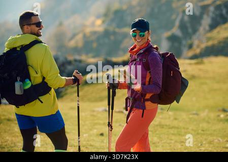 Paare genießen ein Wanderabenteuer in den Bergen an einem sonnigen Tag Stockfoto