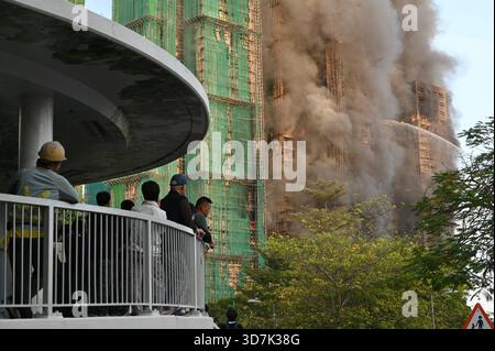 Hongkong, 26. November 2025. Eine allgemeine Ansicht, die den Großbrand am Wang Fuk Court in Tai Po am 26. November 2025 in Hongkong zeigt. (Foto von Kobe Li/Nexpher Images) Credit: Nexpher Images Limited/Alamy Live News Stockfoto