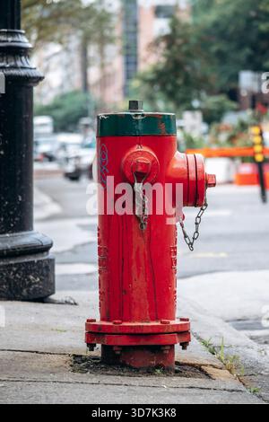 Montreal, Kanada - 13. August 2025: Nahaufnahme klassischer roter Hydranten in der Nähe von UQAM in der Innenstadt von Montreal, mit abgenutzten Farben, Metalldetails und Stockfoto