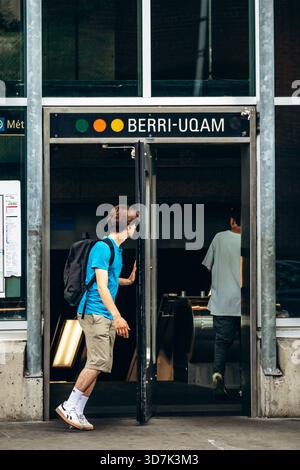 Montreal, Kanada - 13. August 2025: Junger Mann betritt die U-Bahn-Station Berri-UQAM in der Innenstadt von Montreal Stockfoto