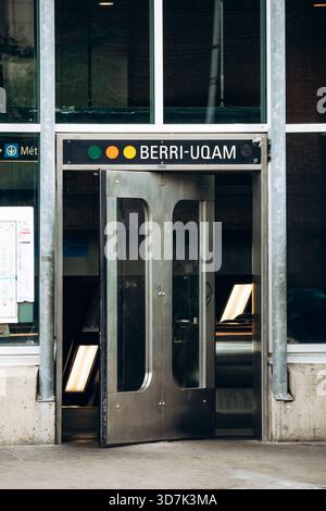 Montreal, Kanada - 13. August 2025: Eintritt zur U-Bahn-Station Berri-UQAM in der Innenstadt von Montreal Stockfoto