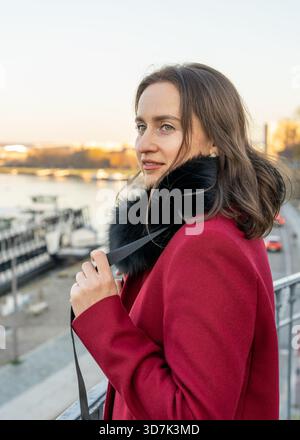 Niedliche Touristenin im Mantel, die durch Dresden spaziert, Sightseeing genießt, historische Straßen erkundet, europäische Stadtreisen erlebt. Stockfoto