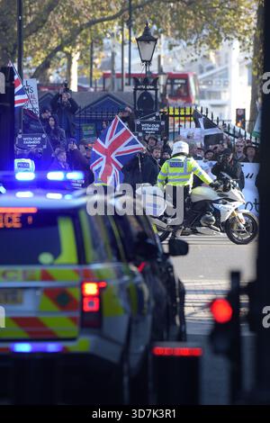 London, Großbritannien. November 2025. Demonstranten vor den Toren der Downing Street als Rachel Reeves, die Kanzlerin der Finanzverwaltung, die Downing Street verlässt, um dem Parlament den Haushalt vorzulegen. Quelle: MARTIN DALTON/Alamy Live News Stockfoto