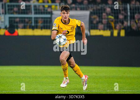 Dortmund, Deutschland. November 2025. DORTMUND, DEUTSCHLAND - 25. NOVEMBER: Aaron Anselmino von Borussia Dortmund dribbelt beim Spiel der UEFA Champions League 2025/26 Phase MD5 zwischen Borussia Dortmund und Villarreal CF im BVB Stadion Dortmund am 25. November 2025 in Dortmund. (Foto von Gabriel Calvino Alonso/BSR Agency) Credit: BSR Agency/Alamy Live News Stockfoto