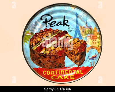 Vintage-Blechbehälter für Peak Continental Cake mit farbenfrohen Illustrationen europäischer Sehenswürdigkeiten und einem Fruchtkuchen-Bild auf dem Deckel Stockfoto