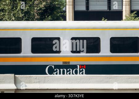 Montreal, Kanada - 14. August 2025: Nahaufnahme der Personenzugwagen DER VIA Rail Canada mit gelben und blauen Streifen in der Innenstadt von Montreal, mit wi Stockfoto