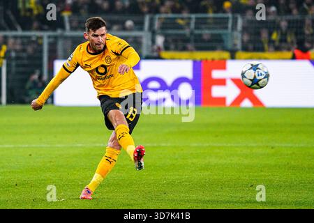 Dortmund, Deutschland. November 2025. DORTMUND, DEUTSCHLAND - 25. NOVEMBER: Pascal Gross von Borussia Dortmund schießt 2025/26 am 25. November 2025 im BVB Stadion Dortmund während des UEFA Champions League Phase MD5-Spiels zwischen Borussia Dortmund und Villarreal CF im BVB Stadion Dortmund. (Foto von Gabriel Calvino Alonso/BSR Agency) Credit: BSR Agency/Alamy Live News Stockfoto