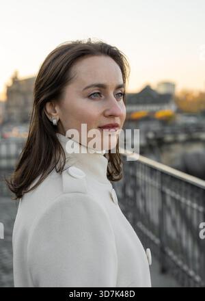 Junge Reisende in stilvollem Mantel erkunden Dresden, Deutschland, spazieren durch die Altstadt und erleben das europäische Stadtleben und Sightseeing. Stockfoto