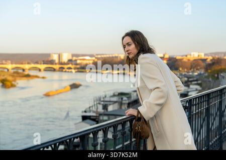 Charmante Frau im Mantel schlendert durch die historischen Straßen Dresdens, genießt Alleinreisen, Besichtigungen und Erkundung der Kultur dieser europäischen Stadt. Stockfoto