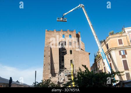 Roma, Italien. November 2025. Dissequestro di parte del cantiere della Torre dei Conti, ispezione dei Vigili del Fuoco alla Torre dei Conti- Mercoledì 26. November 2025. News (Foto: Valentina Stefanelli/Lapresse) ein Teil der Baustelle Torre dei Conti wurde aus der Beschlagnahme entlassen und die Feuerwehr wird den Torre dei Conti am Mittwoch, 26. November 2025 inspizieren. News (Foto: Valentina Stefanelli/Lapresse) Credit: LaPresse/Alamy Live News Stockfoto