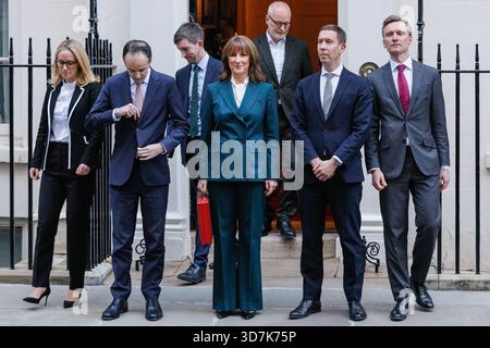 London, Großbritannien. November 2025. Reeves mit ihrem Treasury Team, darunter Chief Secretary of the Treasury James Murray (3. Von links), Economic Secretary Lucy Rigby (2. Von links), Lord Stockwood (1. Von rechts) und Financial Secretary Lord Livermore (3. Von rechts). Rachel Reeves, die Finanzkanzlerin des Vereinigten Königreichs, präsentiert die rote "Budget Box", ihre Versandbox für Minister, der wartenden Presse vor der Downing Street 11. Ihr Treasury-Team tritt mit ihr aus. Anschließend reist sie ins Parlament, um ihren mit Spannung erwarteten Haushaltsplan für den Herbst vorzulegen. Quelle: Imageplotter/Alamy Live News Stockfoto