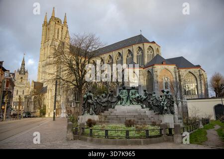 Traditionelle Steinarchitektur der Kathedrale St. Nikolaus in Gent Belgien Stockfoto