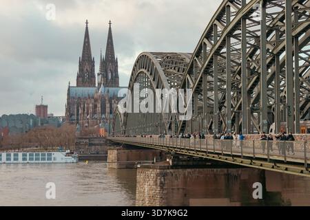 Blick auf die Hohenzollernbrücke und den Kölner Dom entlang des Rheins Stockfoto