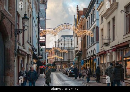 Gebäude mit traditioneller Architektur und Fußgängerzonen entlang der zentralen Altstadt von Brügge Belgien. Foto bei bewölktem Sonnenuntergang Stockfoto