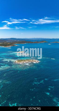 Frühlingsblick auf den Karydi-Strand in Vourvourou, Chalkidiki, Griechenland, fotografiert in der Nebensaison. Klares Flachwasser, glatte Felsformationen und ruhig Stockfoto