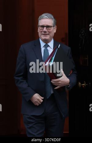 London, Großbritannien. November 2025. Der britische Premierminister Keir Starmer verlässt die Downing Street 10 für Fragen des Premierministers am Mittwoch, 26. November 2025, in London. Foto: Hugo Philpott/UPI Credit: UPI/Alamy Live News Stockfoto