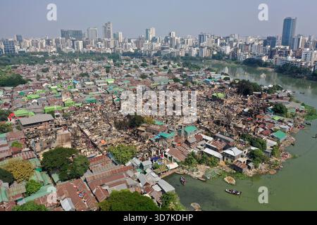 Dhaka, Bangladesch - 26. November 2025: Ein Feuer brach am Dienstagabend im Korail-Slum in Mohakhali in Dhaka aus und brannte etwa 1.500 Häuser ab Stockfoto